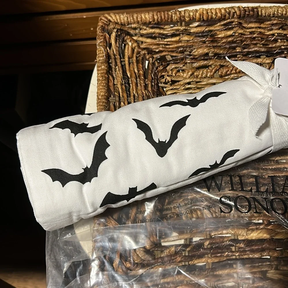 Williams Sonoma Black Bat 🦇 Design Table Runner BNWT